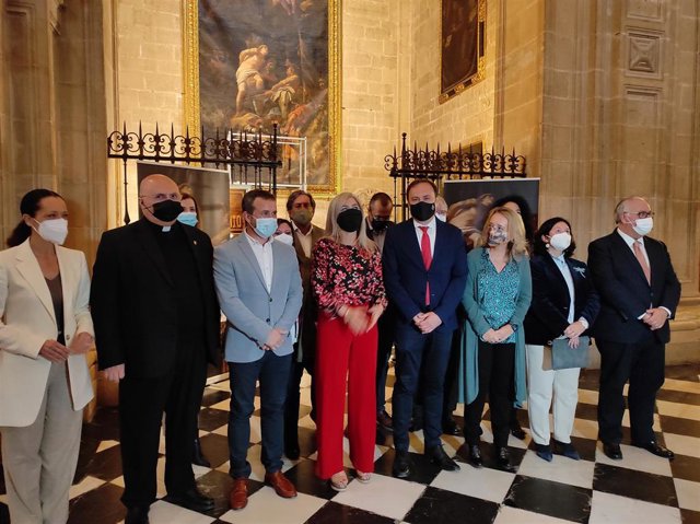 Posado junto al cuadro que va a ser restaurado con ayudas de Cultura