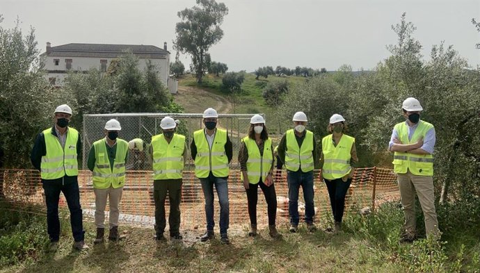 El delegado de Desarrollo Sostenible en Córdoba, Giuseppe Aloisio (centro), visita la zona del Guadalmellato.