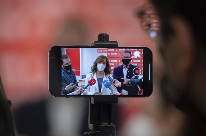 La candidata de Más Madrid al 4M, Mónica García ofrece declaraciones a los medios de comunicación después de una reunión en la sede del sindicato CC.OO.