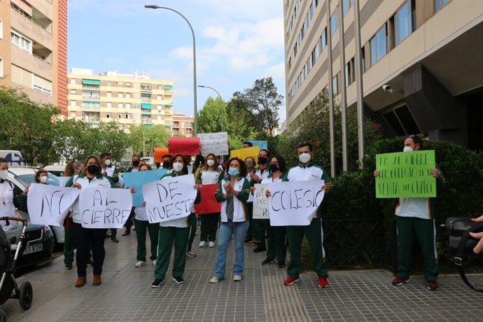 Naranjo (centro) en la concentración por el Colegio Quercus de Venta del Charco.