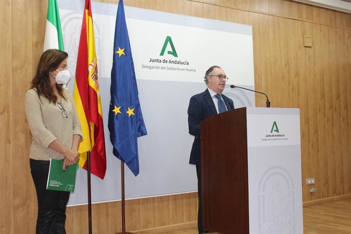 La delegada de Turismo en Huelva, María Ángeles Muriel, y el delegado de Empleo, Formación, Trabajo Autónomo, Transformación Económica, Industria, Conocimiento y Universidades, Antonio Augustín, en la presentación de las ayudas.