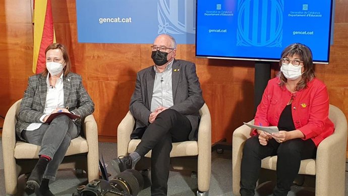 (I-D) La Directora De Currículum I Personalización De La Generalitat, Maite Aymerich, El Conseller De Educación, Josep Bargalló, Y La Subdirectora General De Educación Inclusiva, Imma Reguant, En Un Acto