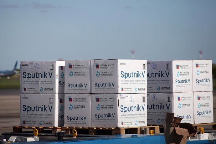 30 March 2021, Argentina, Buenos Aires: Shipments of the Russian Corona vaccine Sputnik V are unloaded after the arrival of a Aerolineas Argentinas plane delivering about vaccine 300,000 doses from Russia at the international airport Buenos Aires. Photo