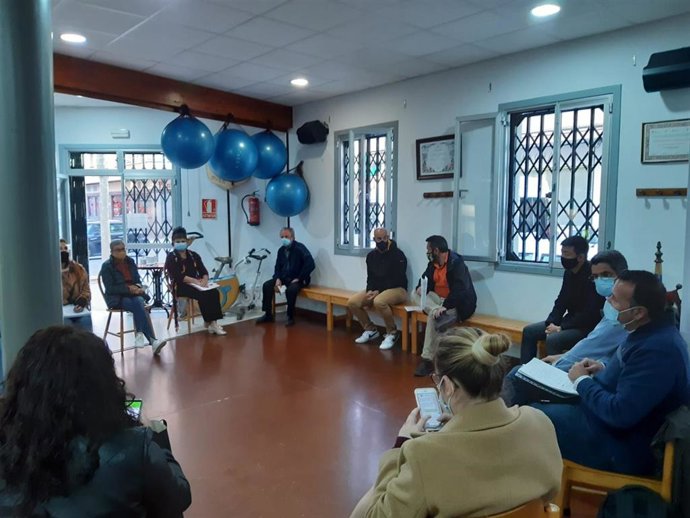 Asociaciones de vecinos de Pere Garau durante una reunión con representantes del Ayuntamiento de Palma.