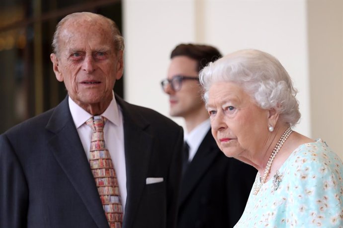 Archivo - FILED - 14 July 2017, England, London: Queen Elizabeth II (R) and her husband Prince Philip, the Duke of Edinburgh, bid farewell to the King and Queen of Spain after their visit to England. The Queen and her husband have returned to Windsor Ca