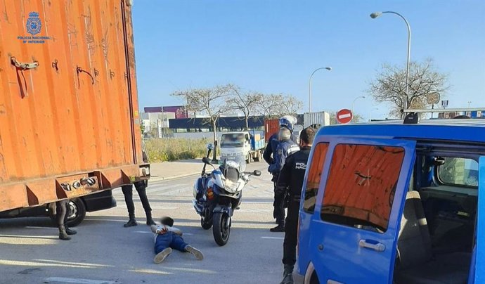 Momento de la detención del joven por la Policía Nacional.