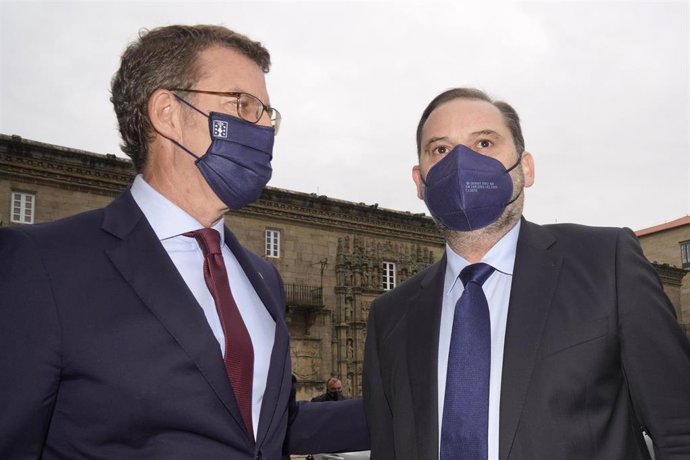 El presidente de la Xunta, Alberto Núñez Feijóo (i), se reúne con el ministro de Transportes, José Luis Ábalos, a 9 de abril de 2021, en el Pazo de Raxoi, Santiago de Compostela, A Coruña, Galicia, (España).