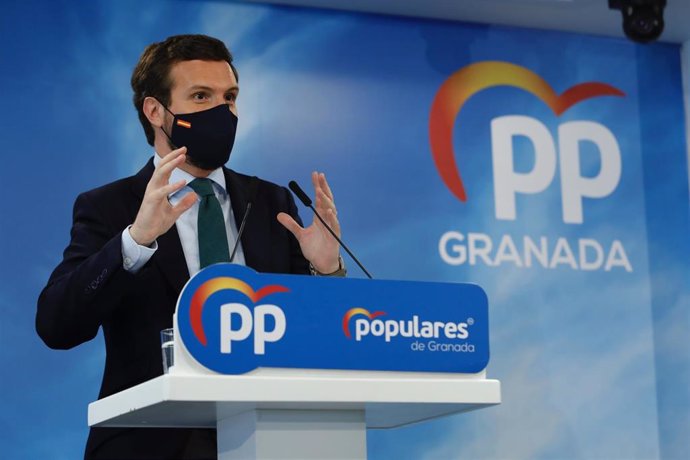 El lider del PP,  Pablo Casado, en la reunión del Consejo Provincial de Alcaldes y Portavoces del PP de Granada, donde también ha intervenido el presidente de la Junta de Andalucía, Juan Manuel Moreno.  En Granada, a 9 de abril de 2021.