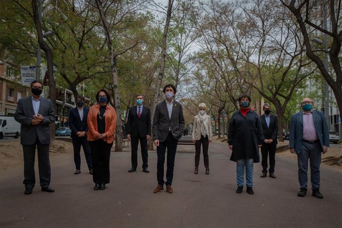 Foto de familia, de (i-d), en la primera fila, el director del área de movilidad y transporte de la AMB (rea Metropolitana de Barcelona), Joan Maria Vigas; la presidenta de la AMTU (Associació de municipis per la Mobilitat i el Transport Urb), Aurora 