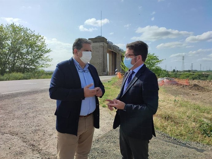 Carlos Ferrera y Manuel Benjumea, en la carretera de acceso a Cantillana