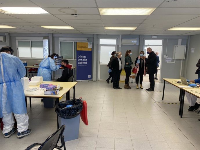 La consellera de Salud en funciones, Alba Vergés, durante su visita a la Universitat de Girona (Udg), una de las doce universidades catalanas que participa en el cribado masivo para la detección de asintomáticos