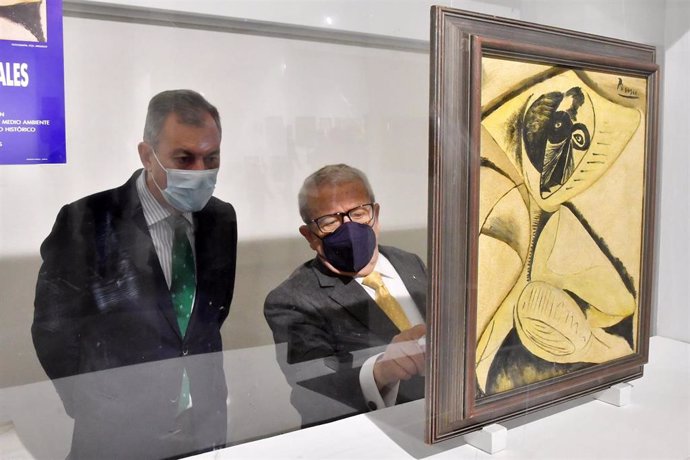 Francisco Arquillo y José Luis Sanz, junto al Picasso restaurado por el artista