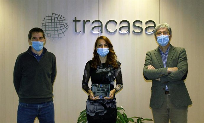 Mar González Paredes, consejera delegada de Tracasa, con el premio entre las manos, acompañada por Marcos Iribas Latour (i), responsable del área de Proyectos y Desarrollos GIS, y por Moisés Zalba Almándoz, director de Sistemas de Información Territoria