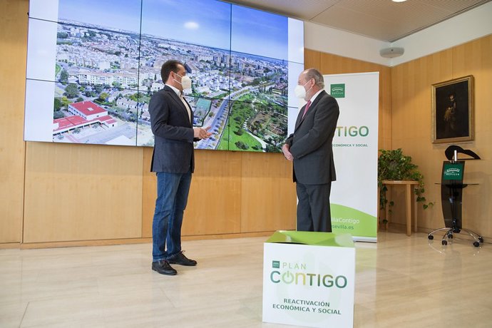 El presidente de la Diputación de Sevilla, Fernando Rodríguez Villalobos, y el alcalde de Mairena del Aljarafe, Antonio Conde