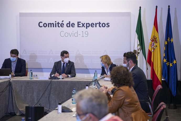 El presidente de la Junta de Andalucía, Juanma Moreno (2i), en una reunión del Consejo Asesor de Alertas de Salud Pública de Alto Impacto (Comité de Expertos), en una foto de archivo.