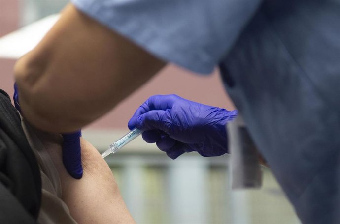 Una trabajadora sanitaria administra la primera dosis de la vacuna AstraZeneca contra el Covid-19, foto de recurso