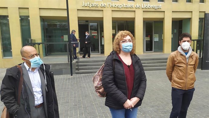 El abogado Enrique Leiva, la portavoz de los comuns de L'Hopsitalet Anna González y el portavoz de los comuns en el Parlament David Cid, tras las declaraciones por el caos del Consell Esportiu, el 9 de abril de 2021.