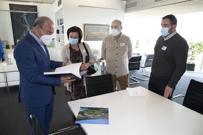 El consejero de Industria, Turismo, Innovación, Transporte y Comercio, Javier López Marcano, se reúne con la alcaldesa de Limpias, María del Mar Iglesias, en el PCTCAN