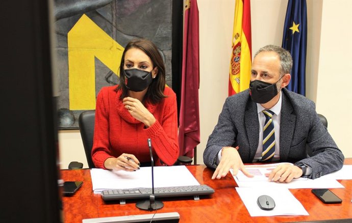 La consejera de Empresa, Empleo, Universidades y Portavocía, Valle Miguélez, y el consejero de Economía, Hacienda y Administración Digital, Javier Celdrán, durante la reunión de seguimiento del Pacto Regional de Diálogo Social