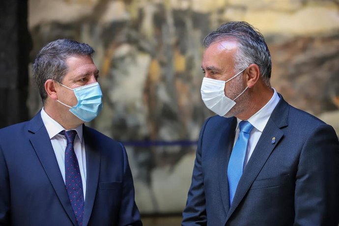 El jefe del Ejecutivo autonómico, Emiliano García-Page, firma un convenio de cooperación con el presidente de Canarias, Ángel Víctor Torres, para el desarrollo del proyecto Historia Clínica Electrónica Estándar, Interoperable y Multirregional.