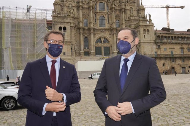 El presidente de la Xunta, Alberto Núñez Feijóo (i), y el ministro de Transportes, José Luis Ábalos, antes de comenzar una reunión entre ambos mandatarios en Santiago.