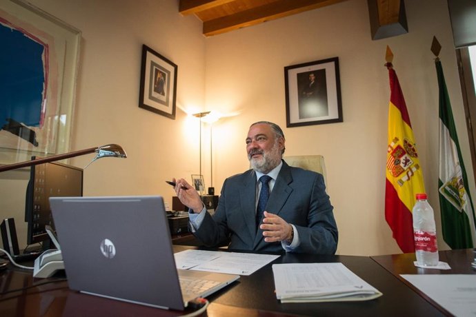 El delegado de la Junta en Granada, Pablo García, en su reincorporación tras estar de baja por covid-19