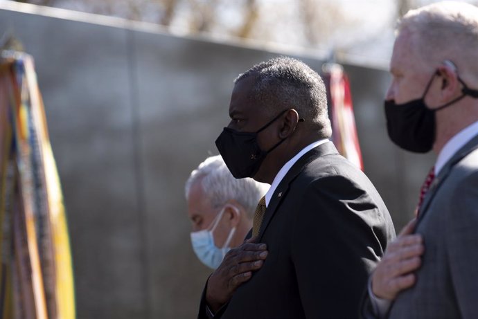 HANDOUT - 29 March 2021, US, Washington: US Defence Secretary Lloyd Austin (C) takes part in a wreath laying ceremony at the Vietnam Veterans Memorial wall during the National Vietnam War Veterans Day. Photo: Lisa Ferdinando/US Secretary of Defence/dpa 