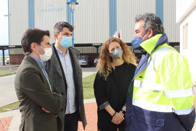 Los socialistas Pedro Casares, Daniel Fernández, Ainoa Quiñones, con el presidente del Puerto de Santander, Francisco Martín