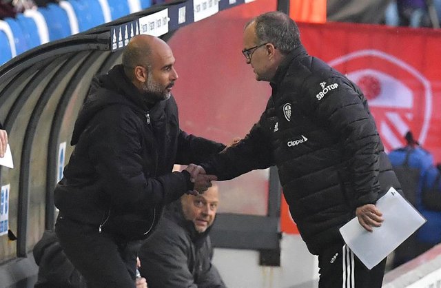 Archivo - Guardiola saluda a Bielsa