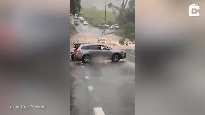 Esta camioneta casi pierde el control en carretera tratando de pasar por un tramo inundado