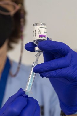 Un trabajador sanitario sostiene una vacuna contra el Covid-19 en el dispositivo puesto en marcha en el Wizink Center para administrar la primera dosis de AstraZeneca