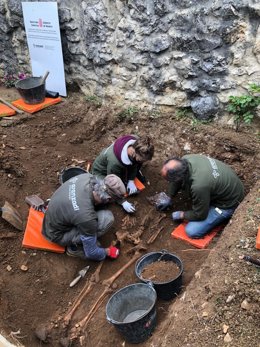 Labores de exhumación en el cementerio de Lete