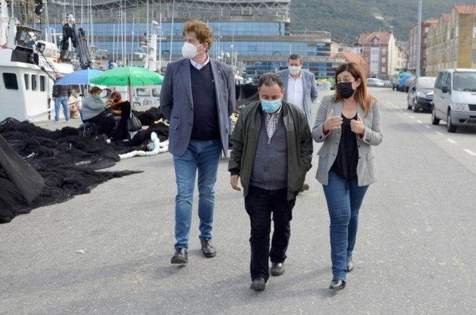 LÑa presidenta del PP, María José Sánz de Buruaga, en el puerto de Santoña