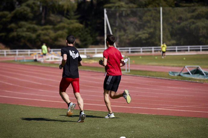 Varias personas practican atletismo