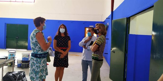 Troncoso (dcha.) en la visita a las obras en un centro educativo de Córdoba, en una imagen de archivo.