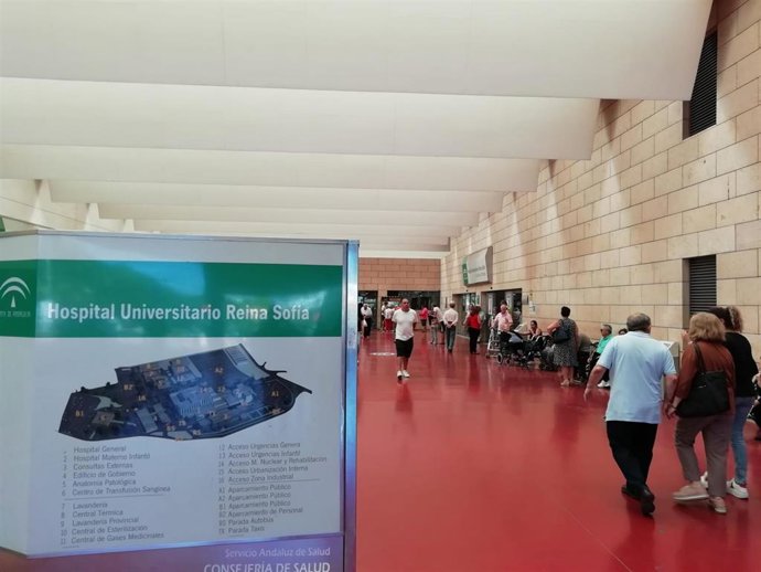Archivo - Usuarios del Hospital Reina Sofía junto al Edificio de Consultas Externas, en una imagen de archivo.