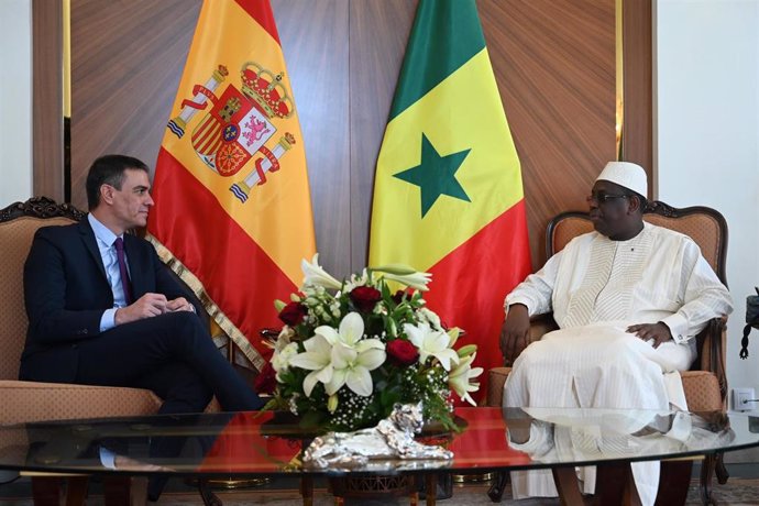 El presidente del Gobierno, Pedro Sánchez, con su homólogo de Senegal, Macky Sall, durante su visita a Dakar