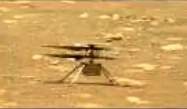 El helicóptero Ingenuity mueve sus palas antes del primer vuelo en Marte