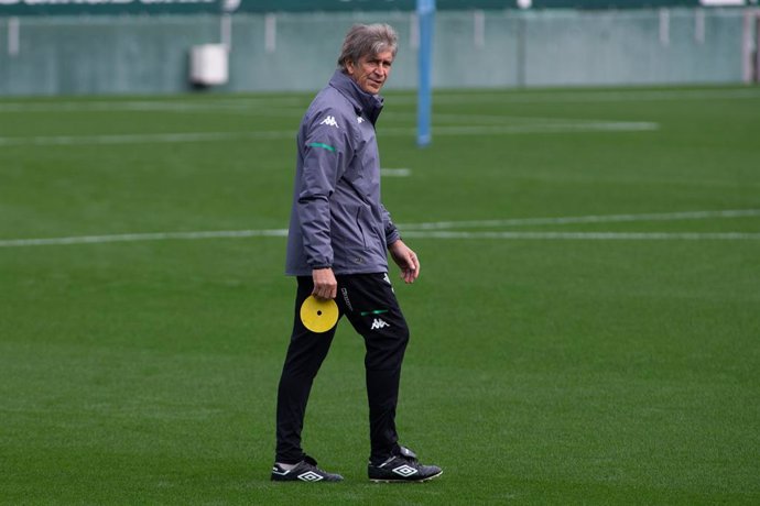 Archivo - Manuel Pellegrini, head coach, in action during training of Real Betis Balompie at Benito Villamarin Stadium on March 6, 2021 in Sevilla, Spain.