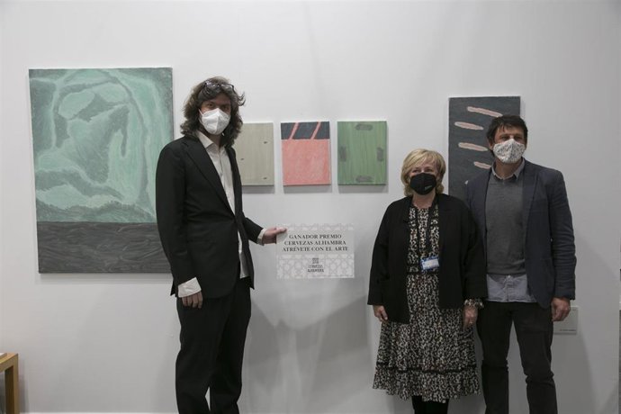 El artista Ben Callaway con su obra 'What, never?'