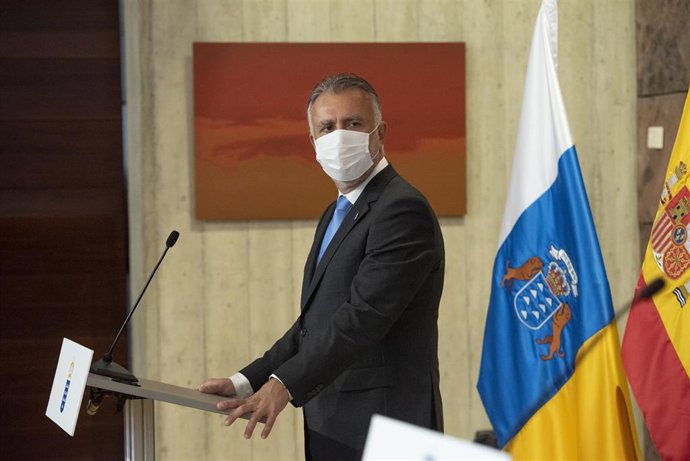 El presidente de Canarias, Ángel Víctor Torres, durante un foro de diálogos entre él y el presidente de Canarias, Ángel Víctor Torres (d), en Santa Cruz de Tenerife, a 9 de abril de 2021, en Tenerife, Canarias, (España). Page ha aprovechado su encuentro