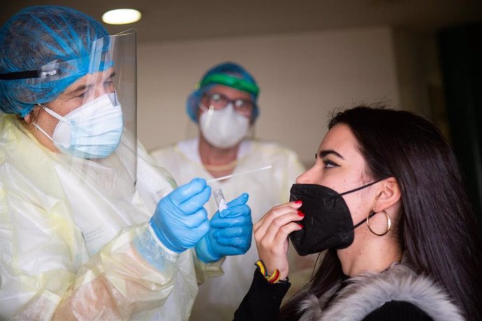 Una mujer se somete a una prueba de antígenos en un dispositivo de cribado masivo instalado en el centro de salud de Ciudad Jardín, en Badajoz.