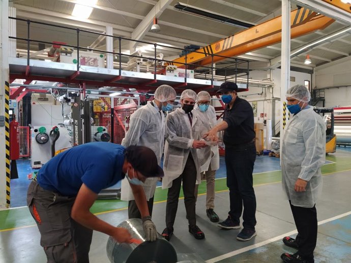 El delegado de Transformación Económica, Industria, Conocimiento y Universidades, Ángel Herrador, visita la fábrica SP Group, más conocida como Plastienvase, tiene en Espiel.