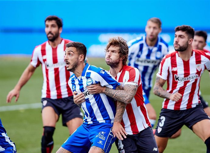 Archivo - Iñigo Martínez sujeta a Joselu en una jugada del Alavés-Athletic de LaLiga Santander 2020-2021