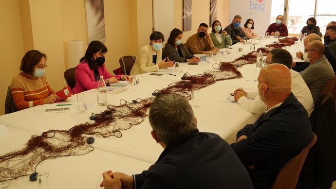 Ana Pontón y otros miembros del BNG en una reunión con representantes del sector pesquero  de A Mariña
