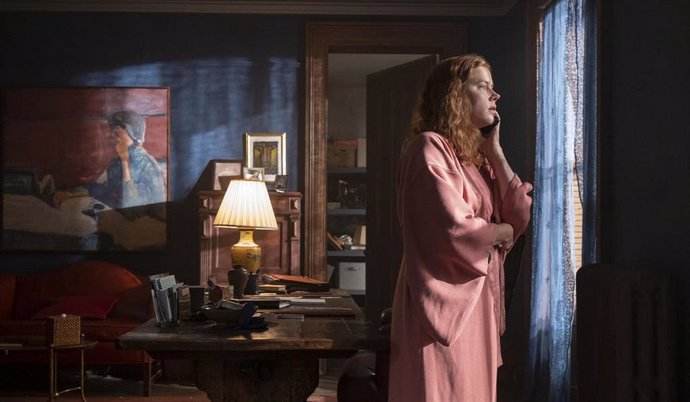 Amy Adams es testigo de un brutal asesinato en el tráiler de La mujer en la ventana de Netflix