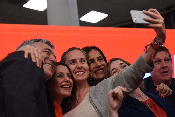 Archivo - La presidenta de Ciudadanos, Inés Arrimadas, junto a Melisa Rodríguez, portavoz adjunta de la Ejecutiva, y otros cargos del partido.