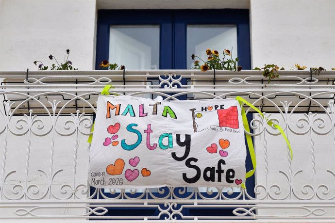 Una pancarta en un balcón en La Valeta, Malta.
