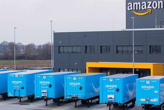 Archivo - 08 December 2020, North Rhine-Westphalia, Moenchengladbach: Trucks bearing the Amazon logo stand in front of a logistics centre of the mail-order company Amazon. Photo: Rolf Vennenbernd/dpa