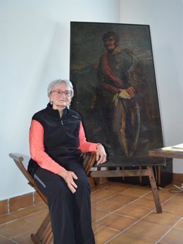 Elena María Uranga posa delante del retrato de su tatarabuelo, el general José Ignacio Uranga Azcune